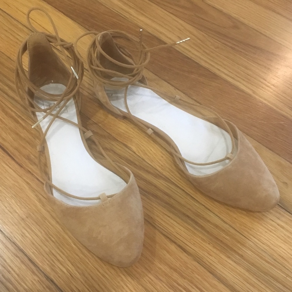 Gap tan suede ankle tie flats in EUC